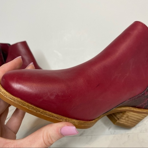 New! Vince Camuto Abrinna Red Snake Print Leather Bootie 7 1/2W - Picture 13 of 16